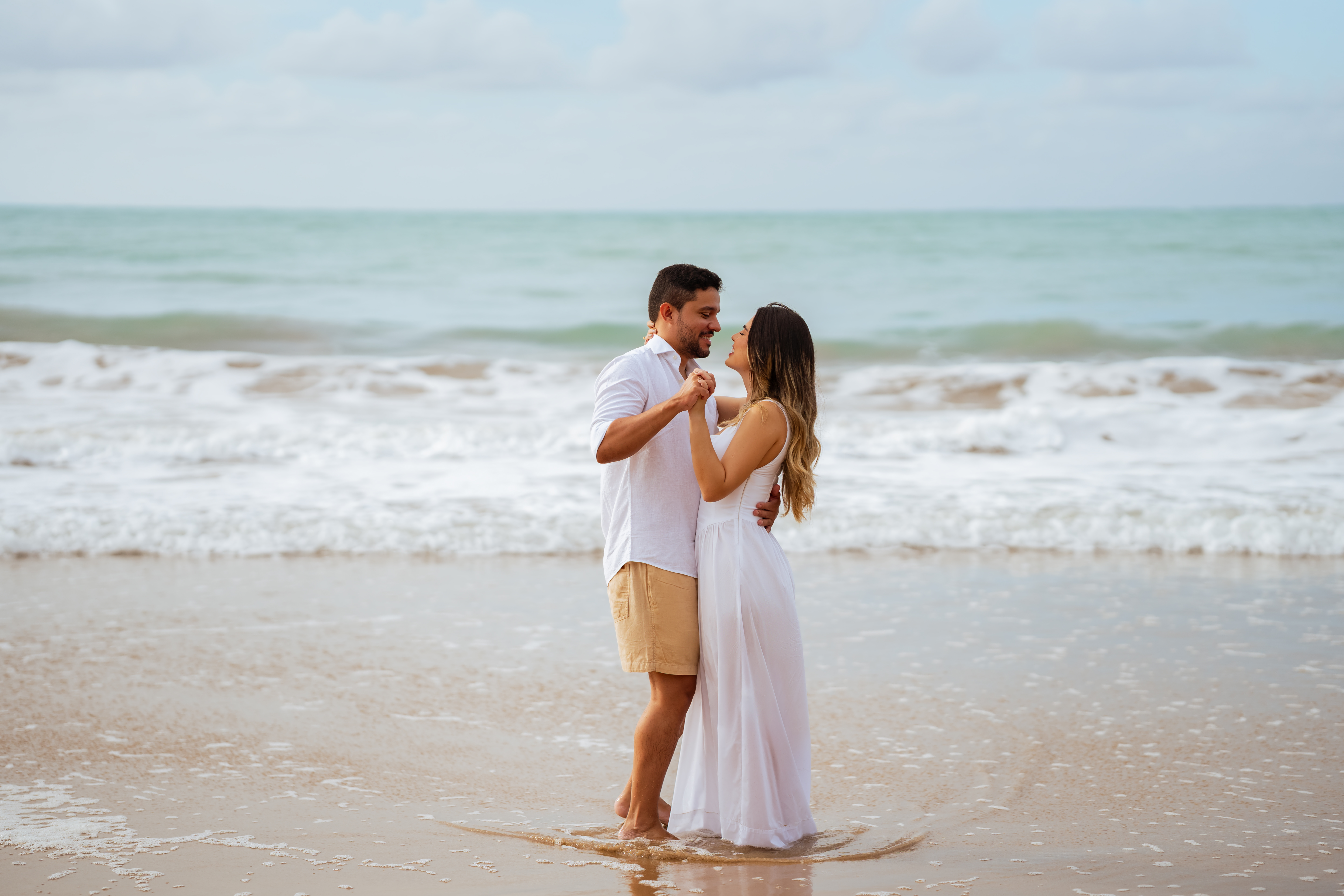 Alicya e Francisco dançando na praia